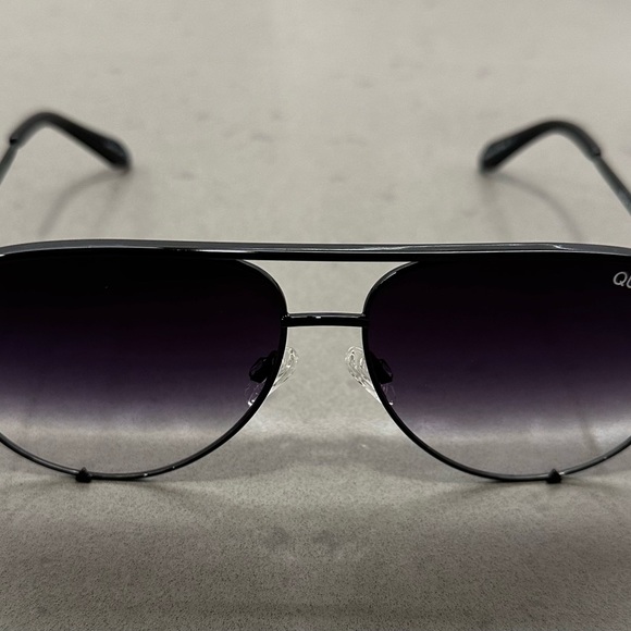Quay High Key Large (formerly Mini) aviator gradient sunglasses in black - Picture 2 of 4